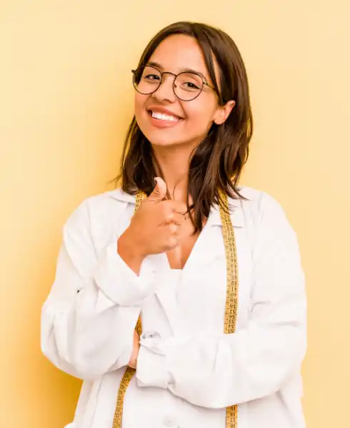 Diététicienne en blouse blanche, un mètre ruban autour du cou