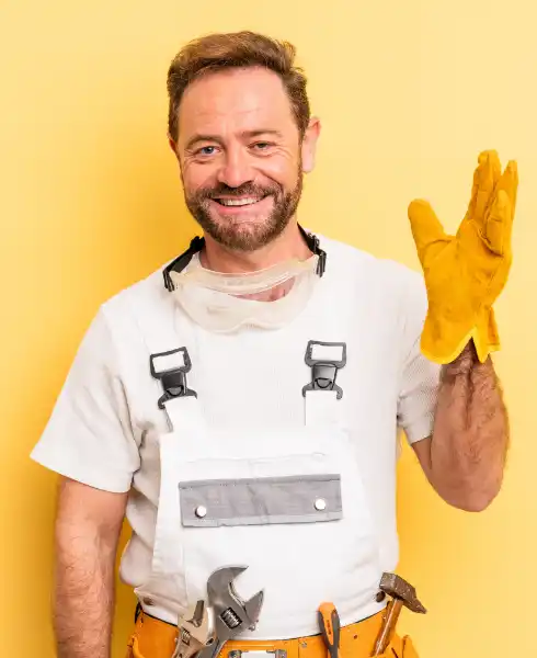 Plombier en tenue de travail souriant