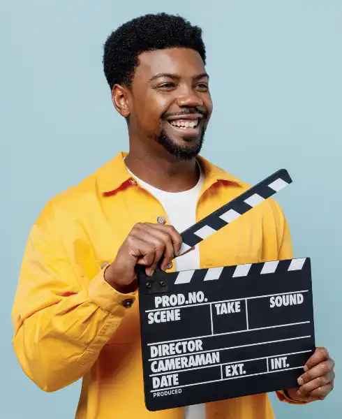 Vidéaste tenant un clap