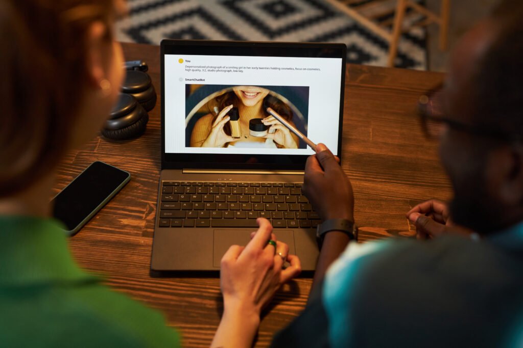 Comment créer un site web professionnel : Deux collègues discutent de l'amélioration de leur site web.